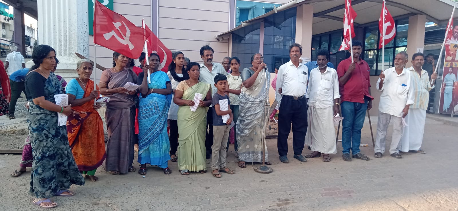 மாயமான சிறுவர்களை கண்டுபிடிக்க கேட்டு ஆர்ப்பாட்டம்