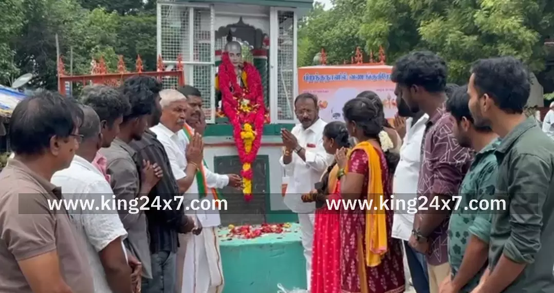 திருப்பூர் குமரன் பிறந்தநாளில் அவரது திருஉருவ சிலைக்கு மலர் மாலை அணிவித்து மரியாதை செய்த பிஜேபி கட்சியினர். திருப்பூர் குமரன் பிறந்தநாளில் அவரது திருஉருவ சிலைக்கு மலர் மாலை அணிவித்து மரியாதை செய்த பிஜேபி கட்சியினர்.