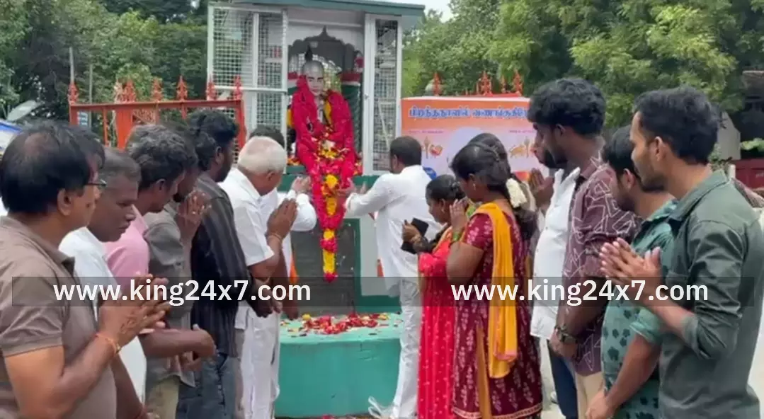 திருப்பூர் குமரன் பிறந்தநாளில் அவரது திருஉருவ சிலைக்கு மலர் மாலை அணிவித்து மரியாதை செய்த பிஜேபி கட்சியினர். திருப்பூர் குமரன் பிறந்தநாளில் அவரது திருஉருவ சிலைக்கு மலர் மாலை அணிவித்து மரியாதை செய்த பிஜேபி கட்சியினர்.