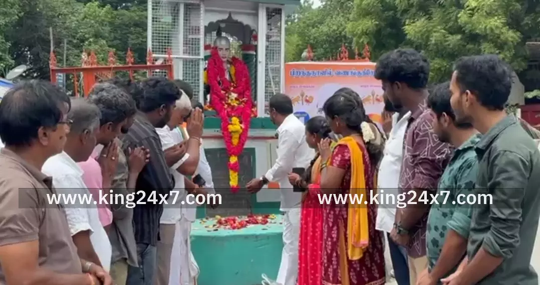 திருப்பூர் குமரன் பிறந்தநாளில் அவரது திருஉருவ சிலைக்கு மலர் மாலை அணிவித்து மரியாதை செய்த பிஜேபி கட்சியினர். திருப்பூர் குமரன் பிறந்தநாளில் அவரது திருஉருவ சிலைக்கு மலர் மாலை அணிவித்து மரியாதை செய்த பிஜேபி கட்சியினர்.