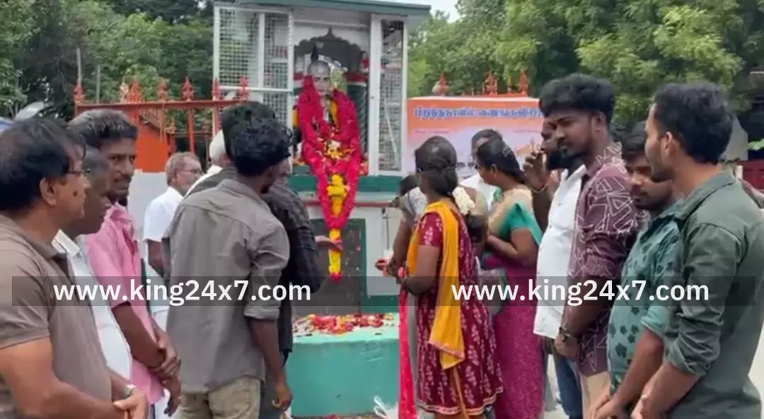 திருப்பூர் குமரன் பிறந்தநாளில் அவரது திருஉருவ சிலைக்கு மலர் மாலை அணிவித்து மரியாதை செய்த பிஜேபி கட்சியினர். திருப்பூர் குமரன் பிறந்தநாளில் அவரது திருஉருவ சிலைக்கு மலர் மாலை அணிவித்து மரியாதை செய்த பிஜேபி கட்சியினர்.