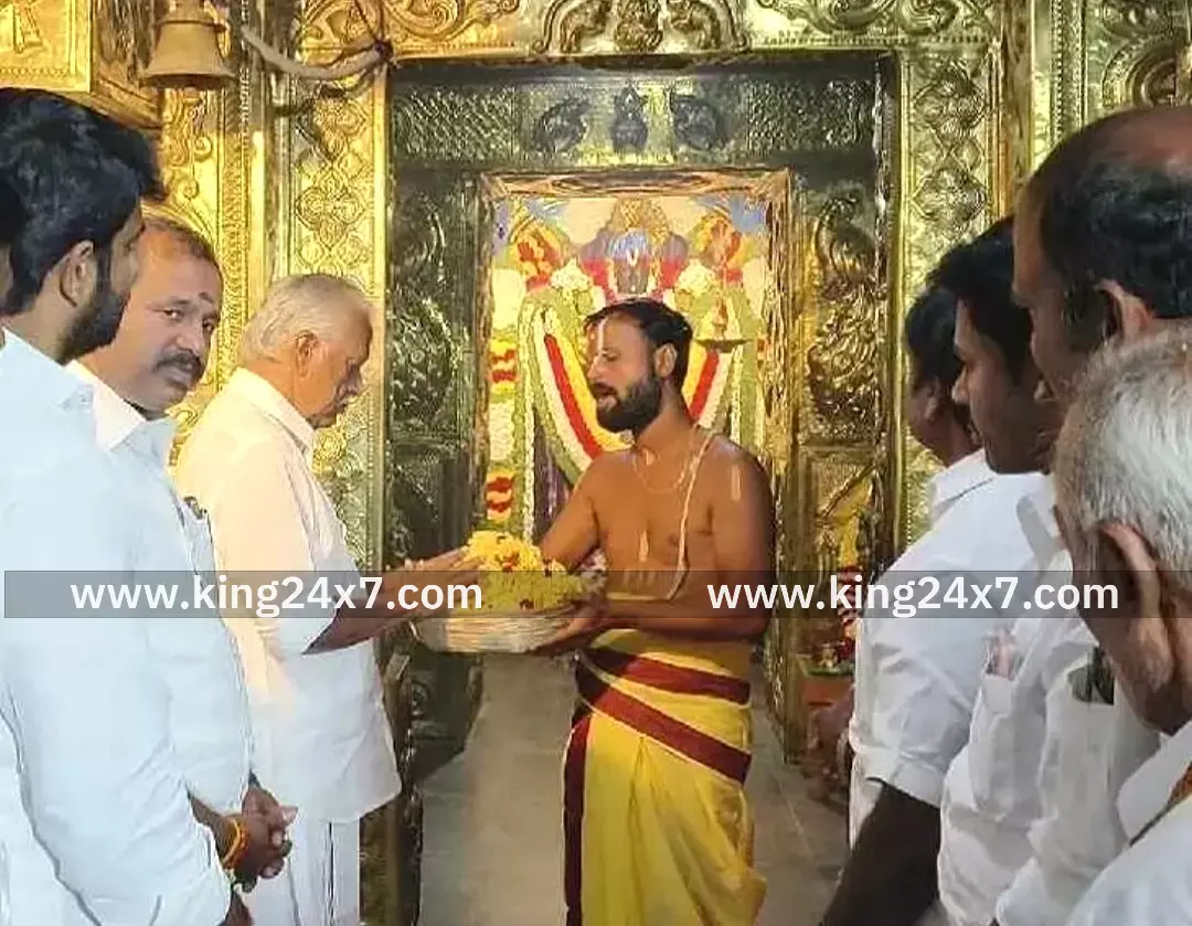 பெருமாள் கோவிலில் சுவாமி தரிசனம் செய்த முன்னாள் அமைச்சர்.