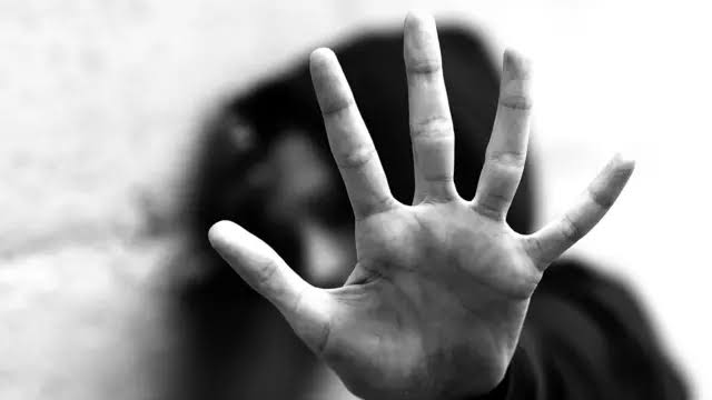 மாணவியை கர்ப்பமாக்கிய ஆசிரியர் போக்ஸோ சட்டத்தில் கைது