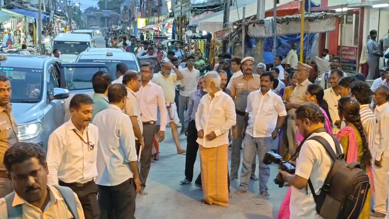 முருகப்பெருமானை தரிசனம் செய்த அமைச்சர் முருகப்பெருமானை தரிசனம் செய்த அமைச்சர்