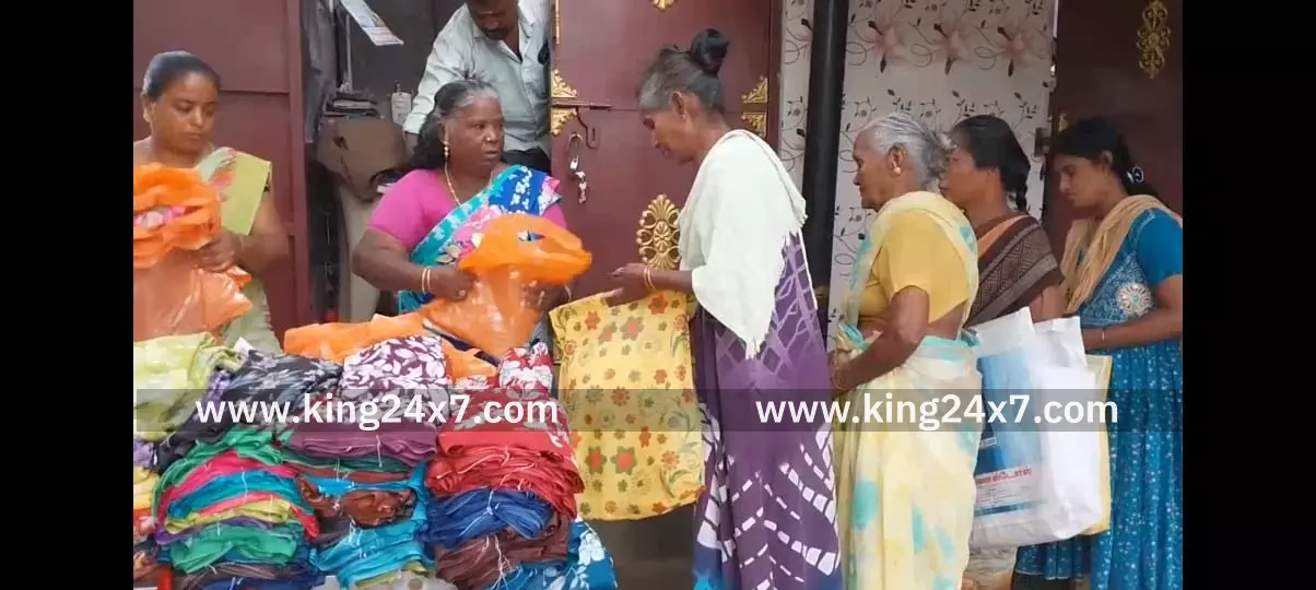 ஏழைப் பெண்களுக்கு சேலைகள் வழங்கிய சமூக சேவகி ஏழைப் பெண்களுக்கு சேலைகள் வழங்கிய சமூக சேவகி