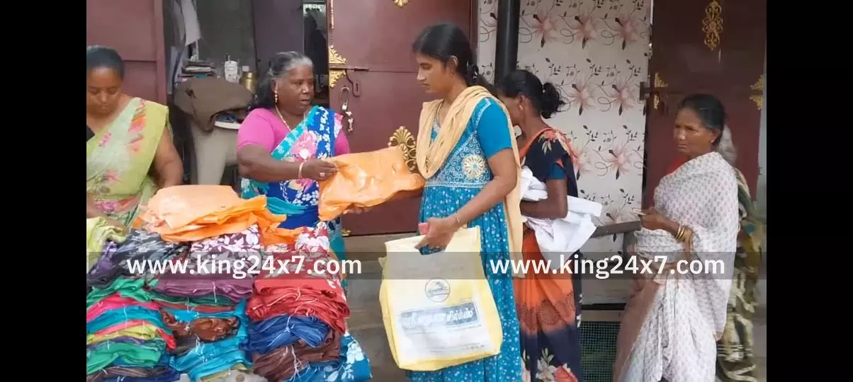 ஏழைப் பெண்களுக்கு சேலைகள் வழங்கிய சமூக சேவகி ஏழைப் பெண்களுக்கு சேலைகள் வழங்கிய சமூக சேவகி