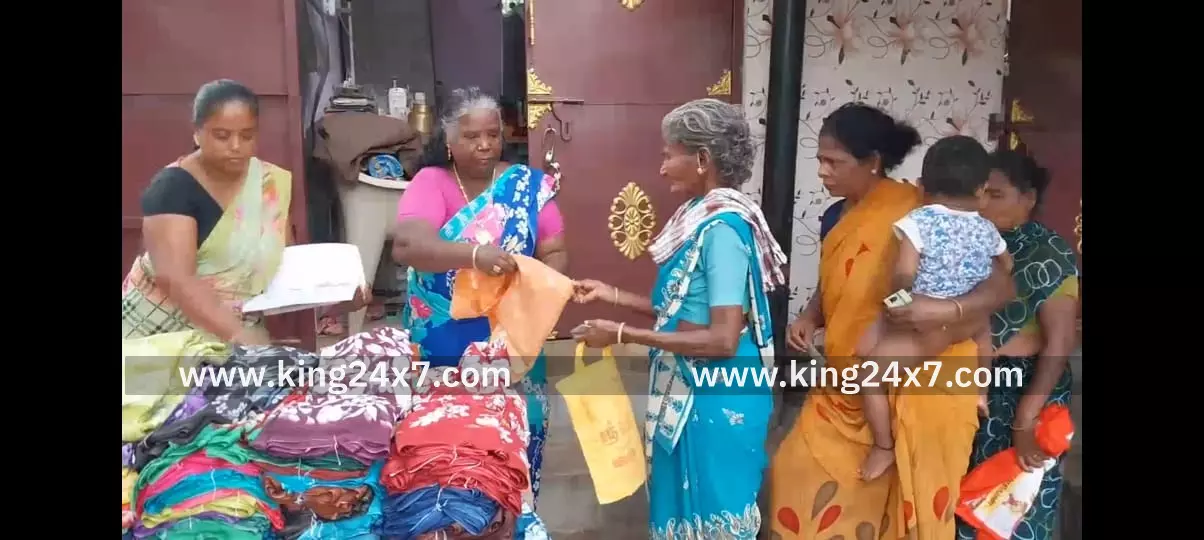 ஏழைப் பெண்களுக்கு சேலைகள் வழங்கிய சமூக சேவகி ஏழைப் பெண்களுக்கு சேலைகள் வழங்கிய சமூக சேவகி