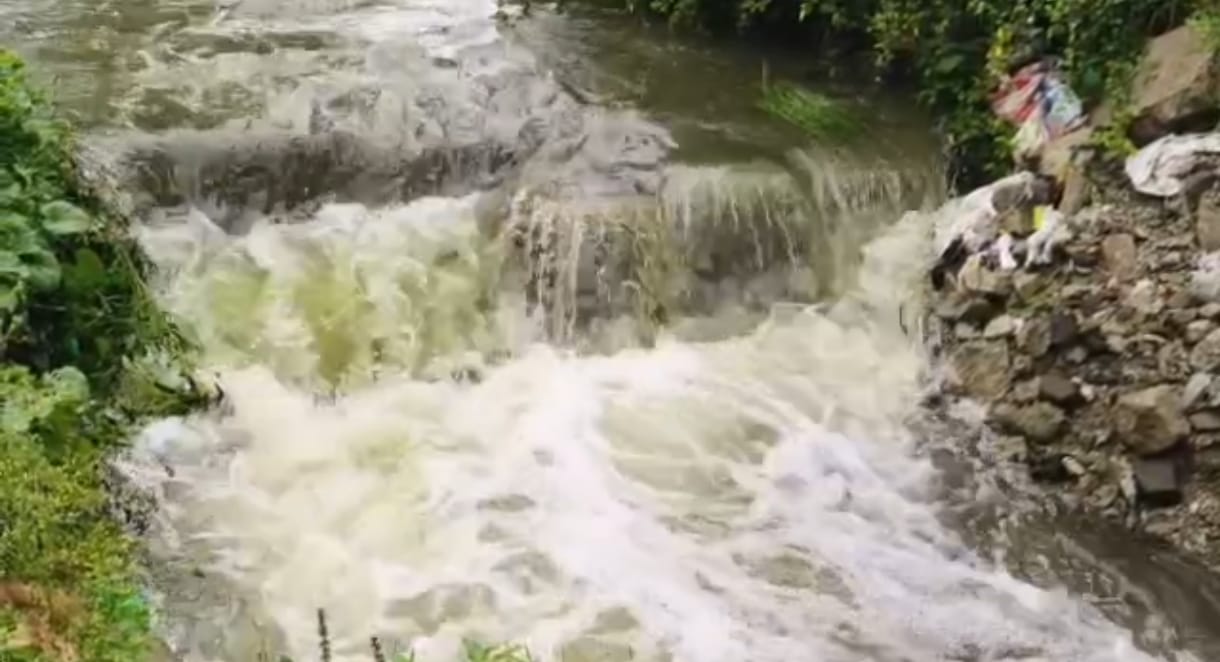 ஏரியில் வெளியேறும் உபரி நீர் தடுப்பணை கட்ட கோரிக்கை