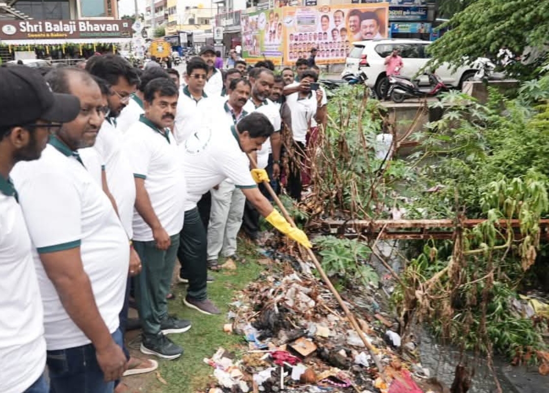 குப்பைகளை அகற்றும் பணியில் ஈடுபட்ட பர்கூர் எம்.எல்.ஏ.