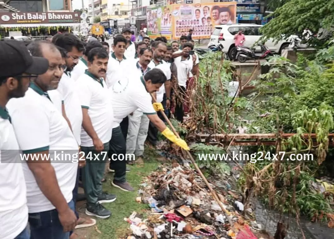 குப்பைகளை அகற்றும் பணியில் ஈடுபட்ட பர்கூர் எம்.எல்.ஏ.