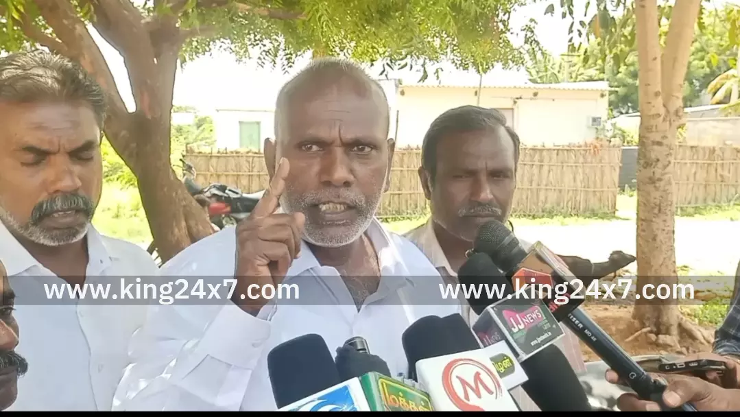 கரூர் துயர சம்பவத்தில் உண்மை கண்டறிய முன்னாள் உயர்நீதிமன்ற நீதிபதிகள் அடங்கிய குழுவை விசாரணைக்கு அமைக்க வேண்டும்-கருப்பையா கரூரில் பேட்டி. கரூர் துயர சம்பவத்தில் உண்மை கண்டறிய முன்னாள் உயர்நீதிமன்ற நீதிபதிகள் அடங்கிய குழுவை விசாரணைக்கு அமைக்க வேண்டும்-கருப்பையா கரூரில் பேட்டி.