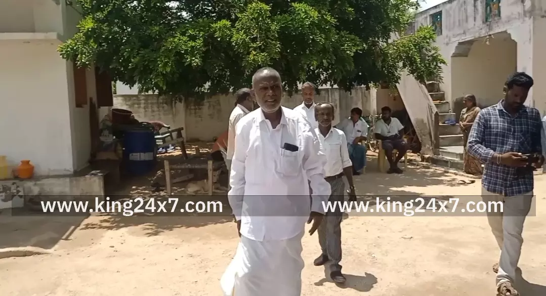 கரூர் துயர சம்பவத்தில் உண்மை கண்டறிய முன்னாள் உயர்நீதிமன்ற நீதிபதிகள் அடங்கிய குழுவை விசாரணைக்கு அமைக்க வேண்டும்-கருப்பையா கரூரில் பேட்டி. கரூர் துயர சம்பவத்தில் உண்மை கண்டறிய முன்னாள் உயர்நீதிமன்ற நீதிபதிகள் அடங்கிய குழுவை விசாரணைக்கு அமைக்க வேண்டும்-கருப்பையா கரூரில் பேட்டி.