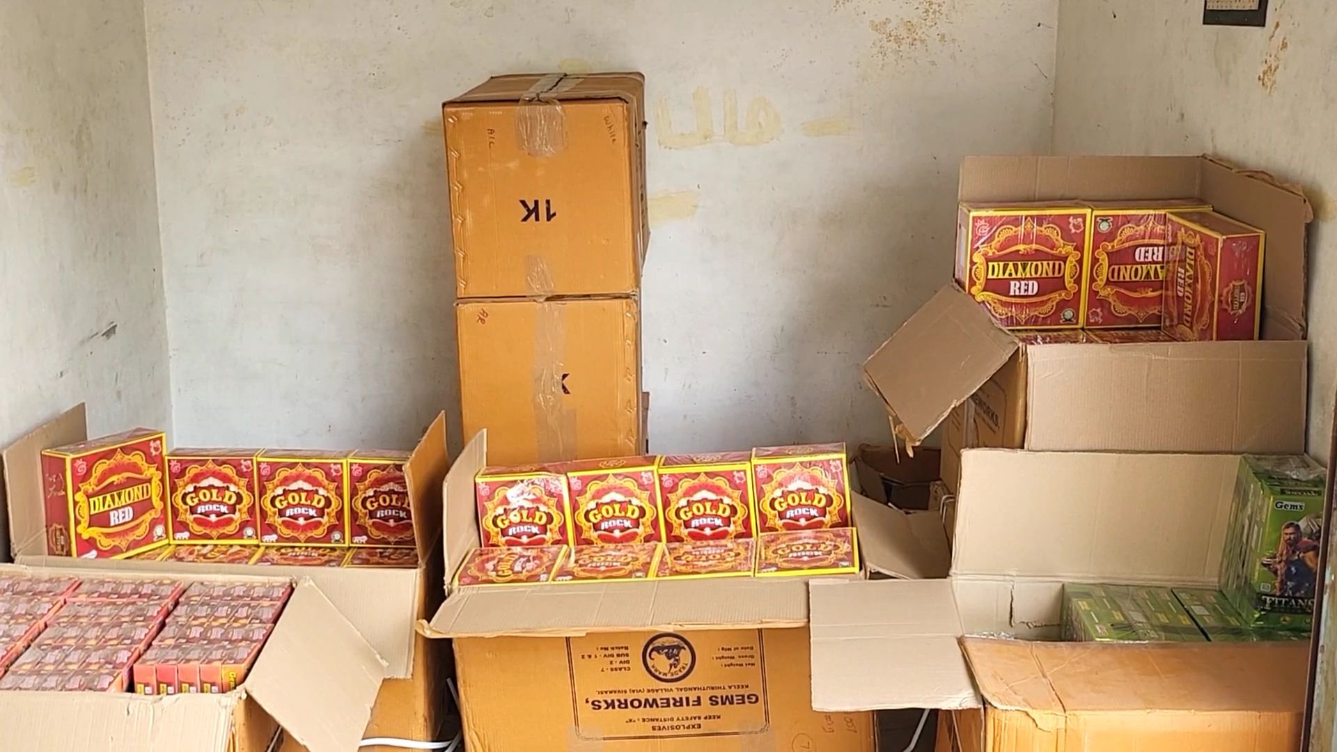 எலக்ட்ரிகல் கடையில் 86 ஆயிரம் ரூபாய் மதிப்புள்ள பட்டாசுகள் பறிமுதல்