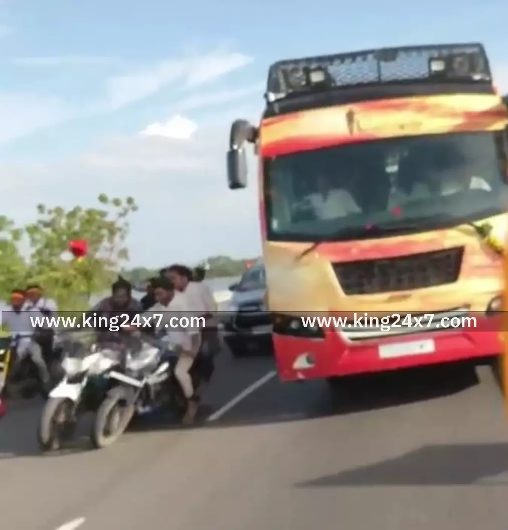 தவெக விஜய் வாகன ஓட்டுநர் மற்றும் 2- இருசக்கர வாகன ஓட்டிகள் மீது வழக்கு பதிவு செய்த வேலாயுதம்பாளையம் காவல்துறை. தவெக விஜய் வாகன ஓட்டுநர் மற்றும் 2- இருசக்கர வாகன ஓட்டிகள் மீது வழக்கு பதிவு செய்த வேலாயுதம்பாளையம் காவல்துறை.