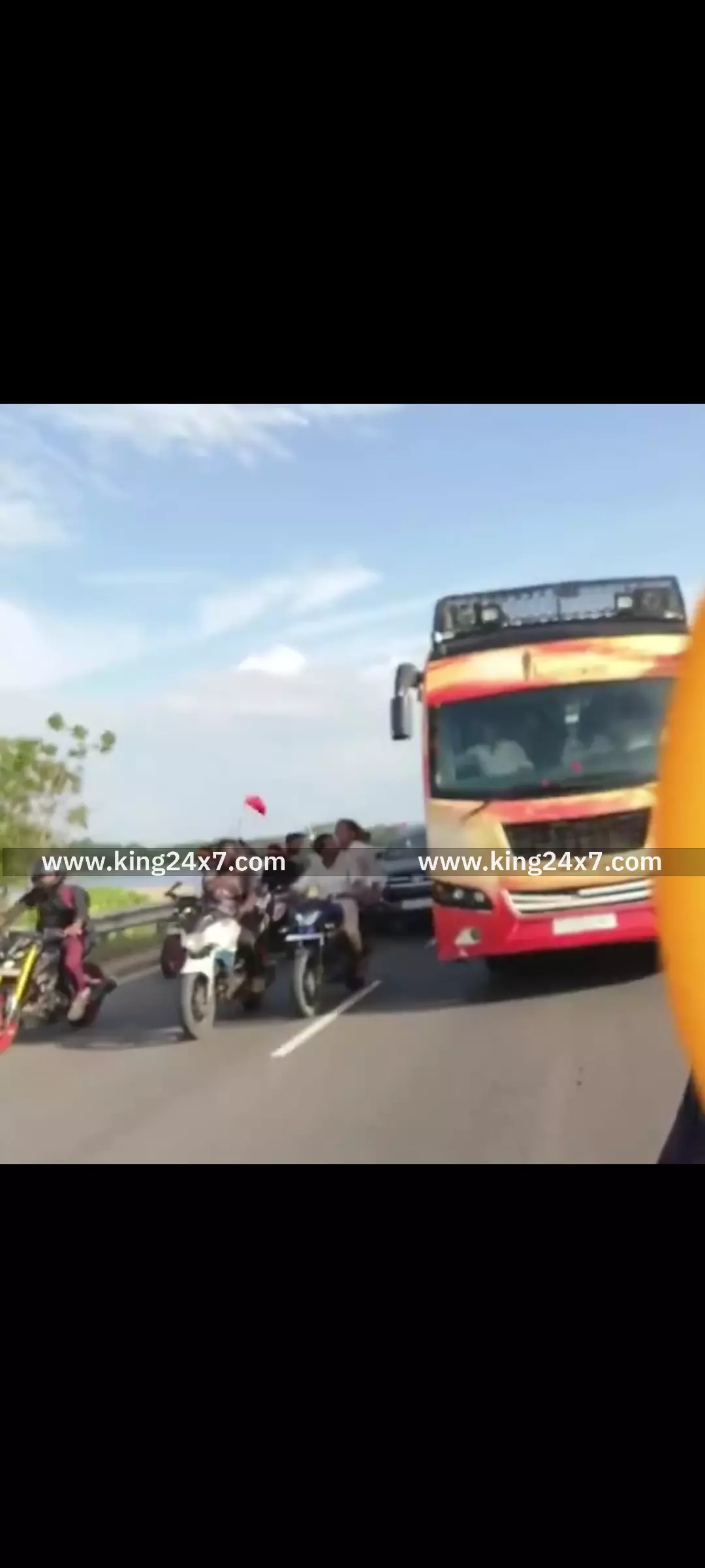 தவெக விஜய் வாகன ஓட்டுநர் மற்றும் 2- இருசக்கர வாகன ஓட்டிகள் மீது வழக்கு பதிவு செய்த வேலாயுதம்பாளையம் காவல்துறை. தவெக விஜய் வாகன ஓட்டுநர் மற்றும் 2- இருசக்கர வாகன ஓட்டிகள் மீது வழக்கு பதிவு செய்த வேலாயுதம்பாளையம் காவல்துறை.