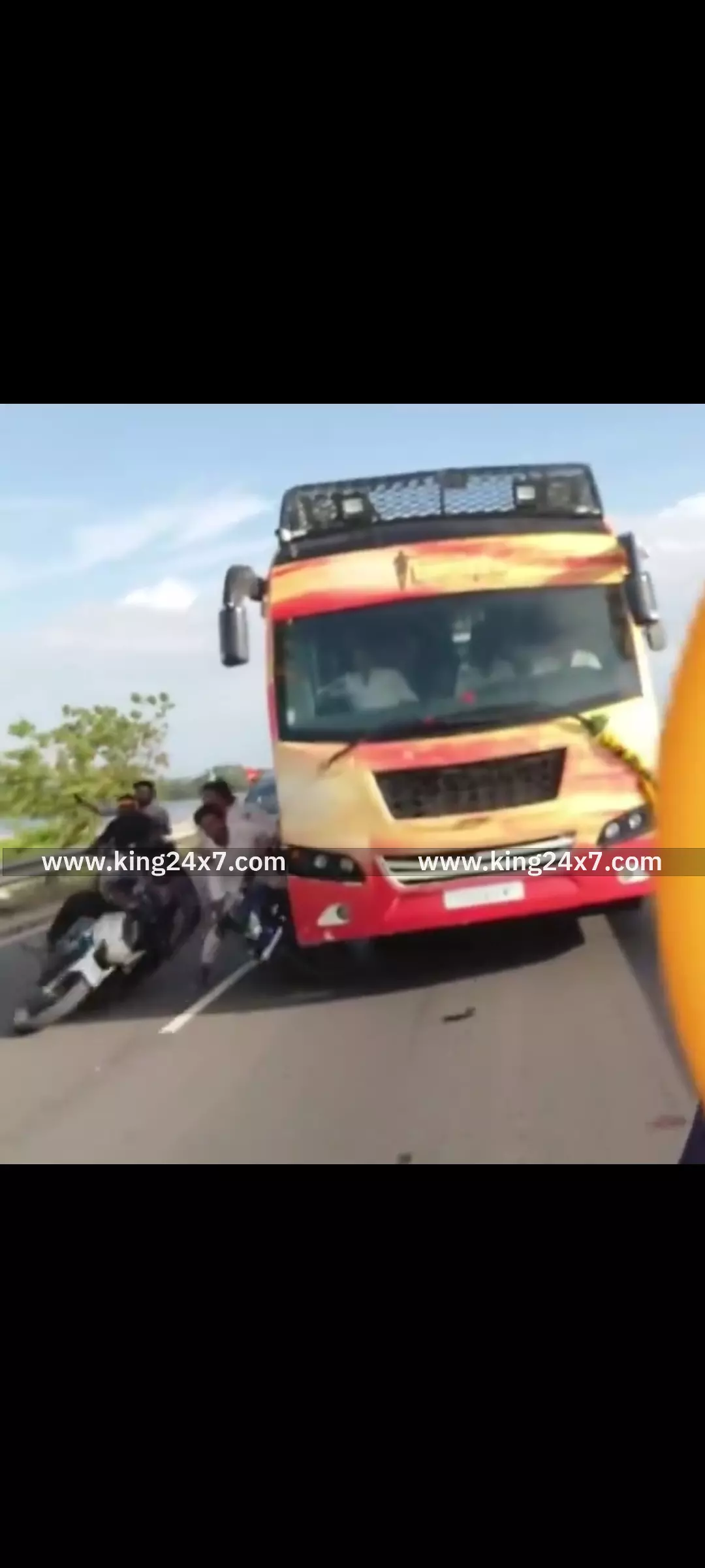 தவெக விஜய் வாகன ஓட்டுநர் மற்றும் 2- இருசக்கர வாகன ஓட்டிகள் மீது வழக்கு பதிவு செய்த வேலாயுதம்பாளையம் காவல்துறை. தவெக விஜய் வாகன ஓட்டுநர் மற்றும் 2- இருசக்கர வாகன ஓட்டிகள் மீது வழக்கு பதிவு செய்த வேலாயுதம்பாளையம் காவல்துறை.