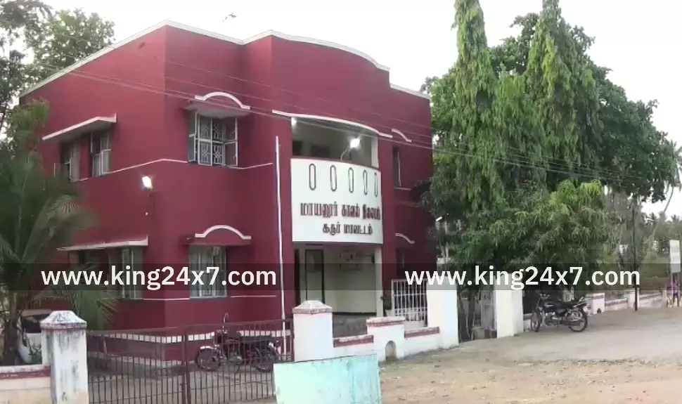 சங்கரமலைபட்டியில் ரத்த அழுத்தம் மூட்டு வலி காரணமாக விரக்தி அடைந்த மூதாட்டி தூக்கிட்டு தற்கொலை. சங்கரமலைபட்டியில் ரத்த அழுத்தம் மூட்டு வலி காரணமாக விரக்தி அடைந்த மூதாட்டி தூக்கிட்டு தற்கொலை.