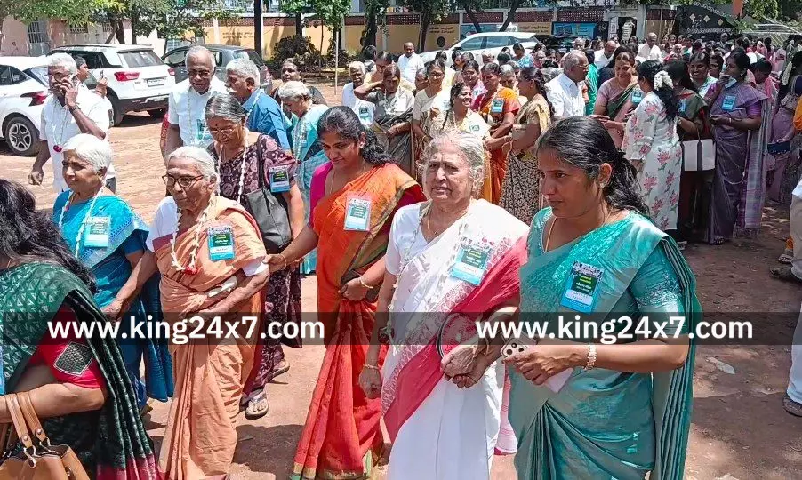 நாமக்கல்லில் 29 ஆண்டுகளுக்கு பிறகு சந்தித்த முன்னாள் மாணவிகள்.