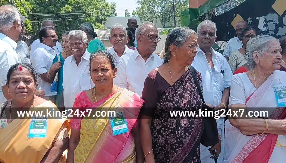 நாமக்கல்லில் 29 ஆண்டுகளுக்கு பிறகு சந்தித்த முன்னாள் மாணவிகள்.