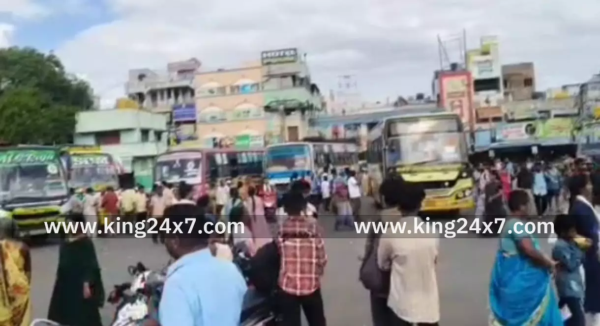 பேருந்து நிலையத்தில் அலைமோதும் பயணிகள் கூட்டம்