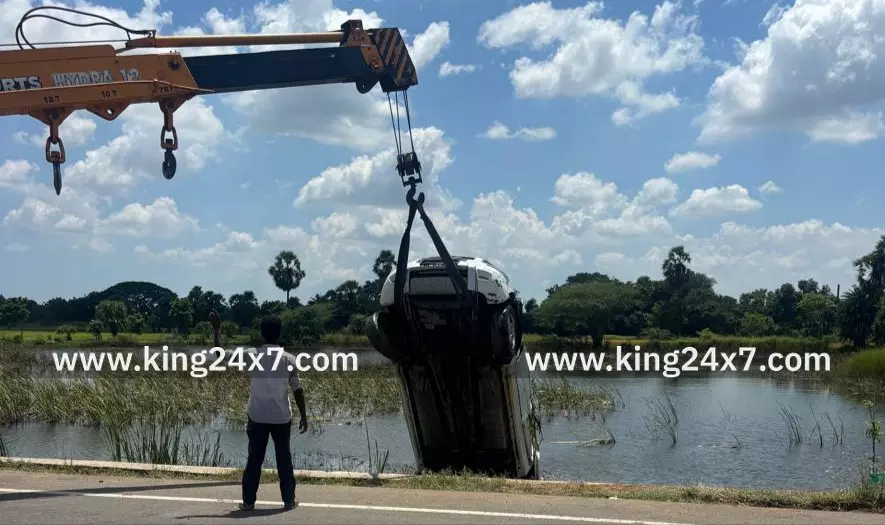 நாகை - திருவாரூர் தேசிய நெடுஞ்சாலையில் வாய்க்காலில் பாய்ந்த கார்