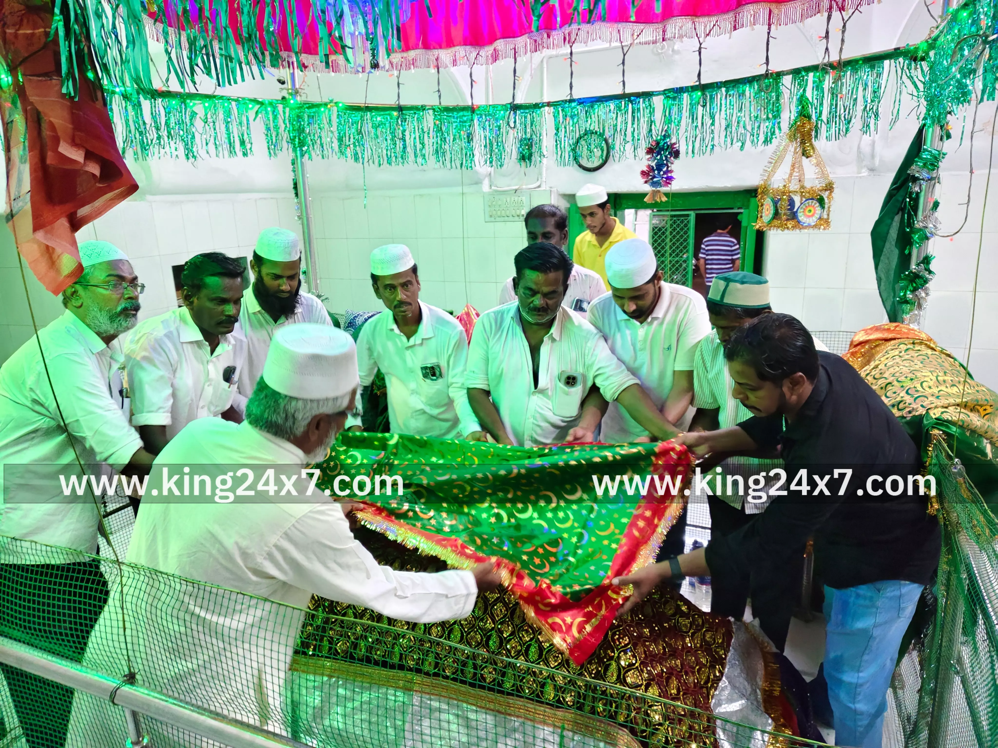 தர்காவில் வைகோ பூரண குணமடைய வேண்டி சிறப்பு பிரார்த்தனை தர்காவில் வைகோ பூரண குணமடைய வேண்டி சிறப்பு பிரார்த்தனை