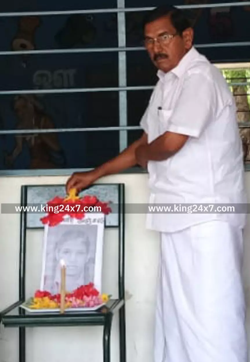 கரூர் துயர சம்பவத்தில் உயிரிழந்த மாணவிக்கு பள்ளியின் சார்பில் மலர் அஞ்சலி.