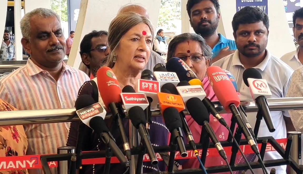 கோவை விமான நிலையத்தில் பிருந்தா காரத் செய்தியாளர் சந்திப்பு !