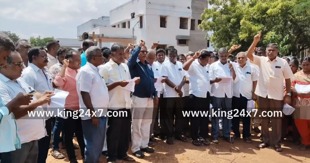 கரூர் மண்டல இணைப்பதிவாளர் அலுவலகம் முன்பு கூட்டுறவு வங்கி அனைத்து பணியாளர்கள் சங்கத்தினர் கண்டன ஆர்ப்பாட்டம். கரூர் மண்டல இணைப்பதிவாளர் அலுவலகம் முன்பு கூட்டுறவு வங்கி அனைத்து பணியாளர்கள் சங்கத்தினர் கண்டன ஆர்ப்பாட்டம்.