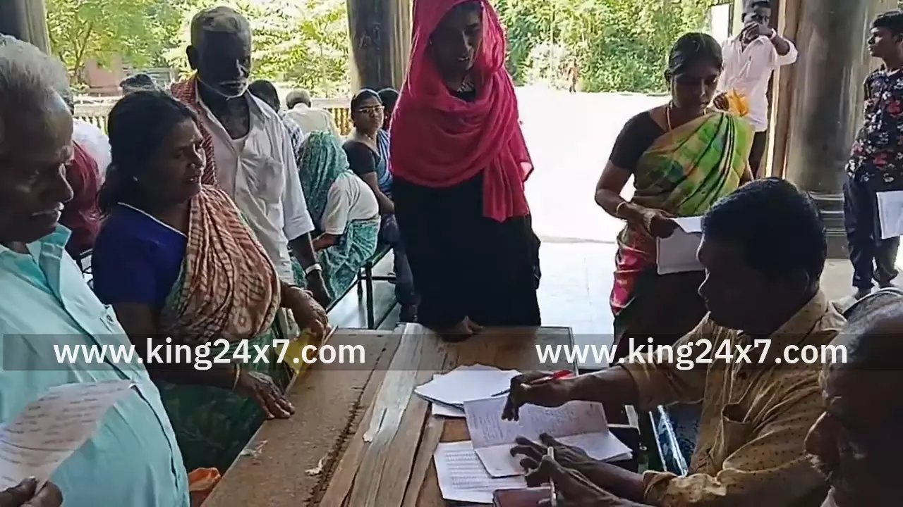 கோரிக்கை மனுக்களை முன்பதிவு செய்யும் பணியாளர்கள்