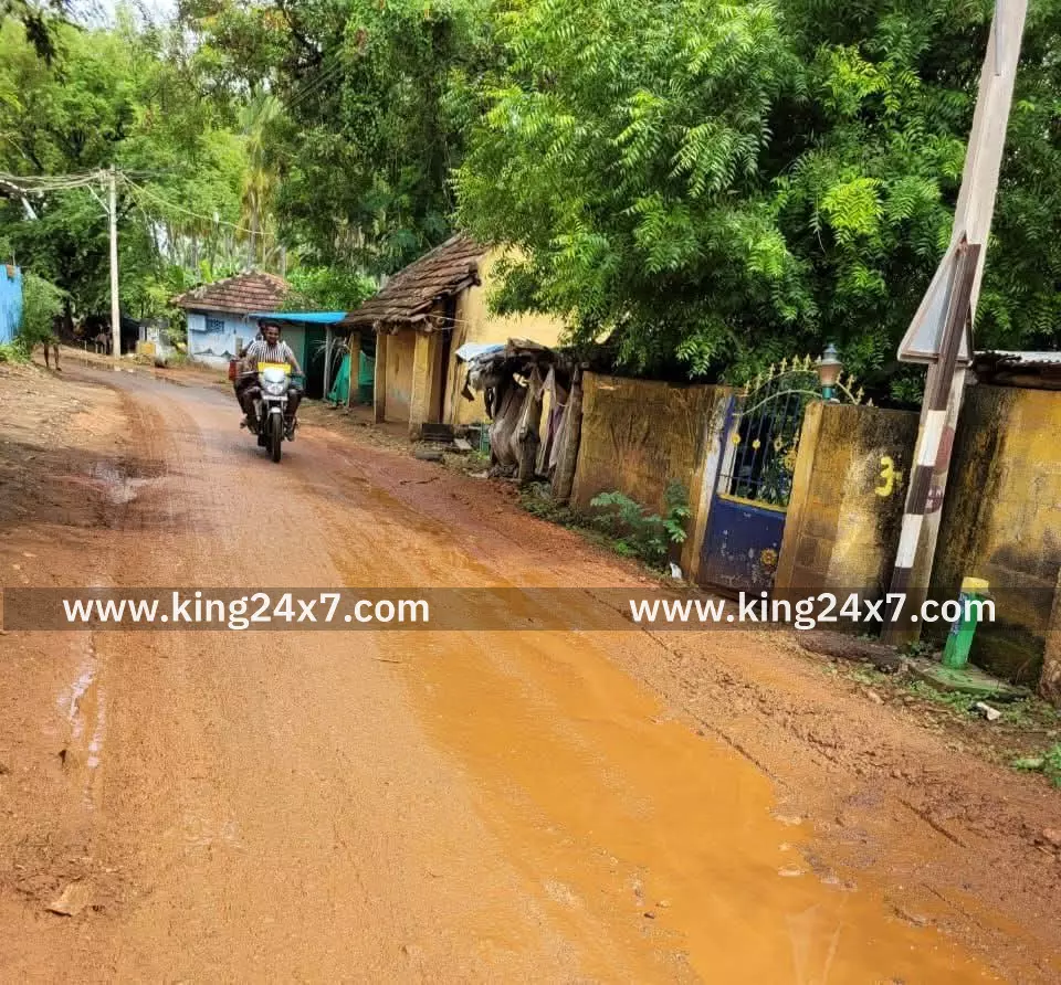 சேரும் சகதியுமாக உள்ள சாலையை சீர் செய்ய கோரிக்கை