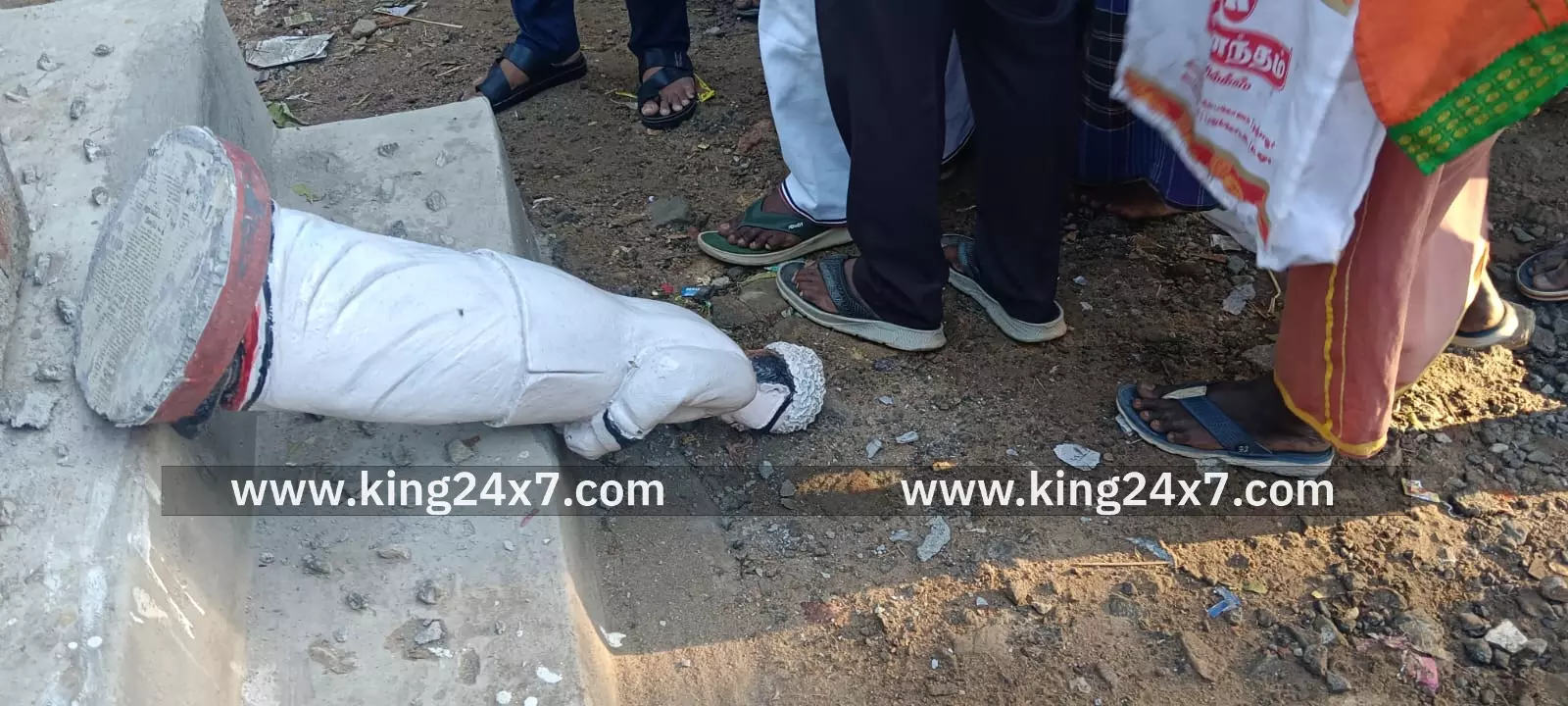 எம்ஜிஆர் சிலை சேதம் . பரபரப்பு எம்ஜிஆர் சிலை சேதம் . பரபரப்பு