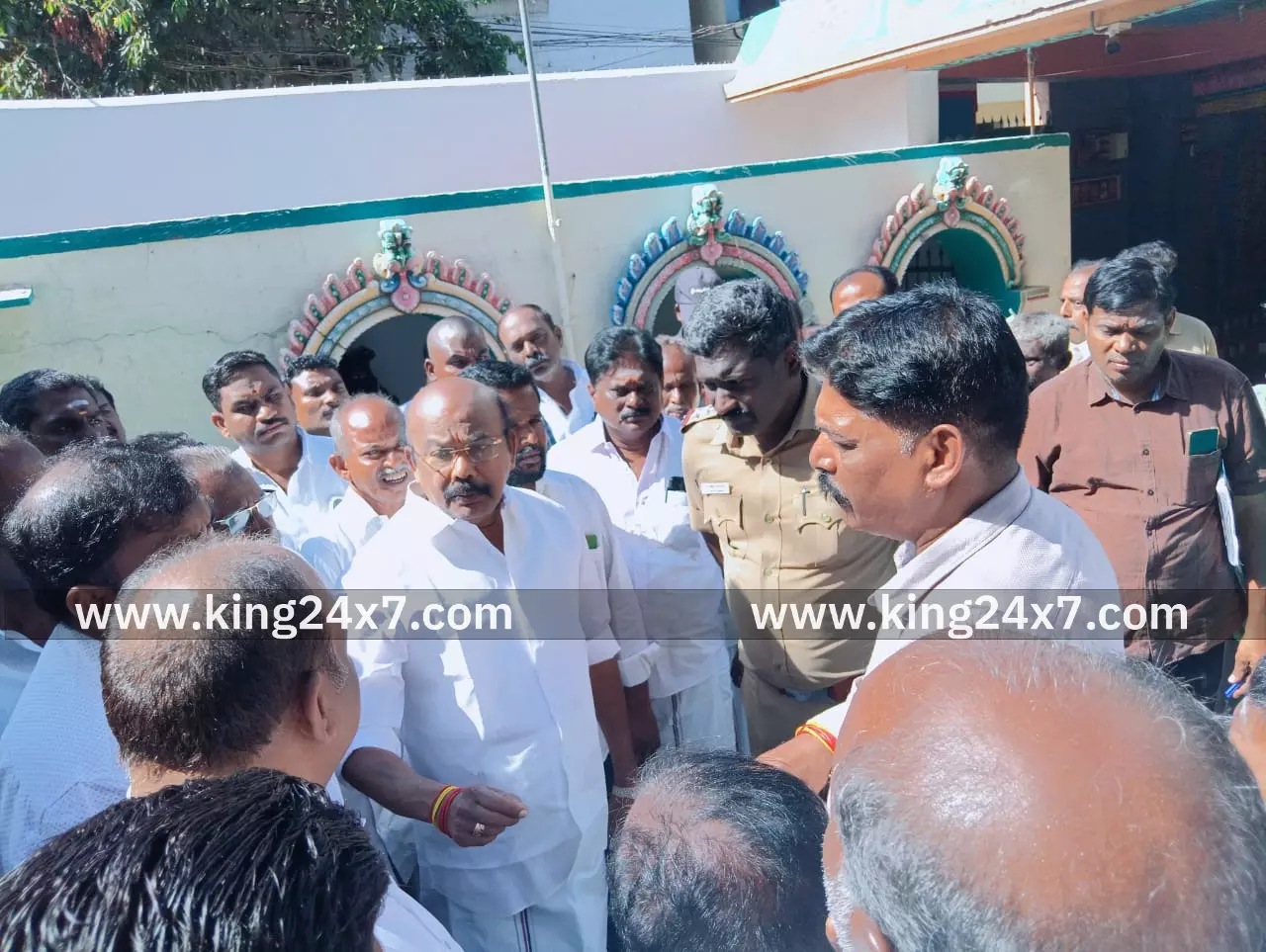 எம்ஜிஆர் சிலை சேதம் . பரபரப்பு எம்ஜிஆர் சிலை சேதம் . பரபரப்பு