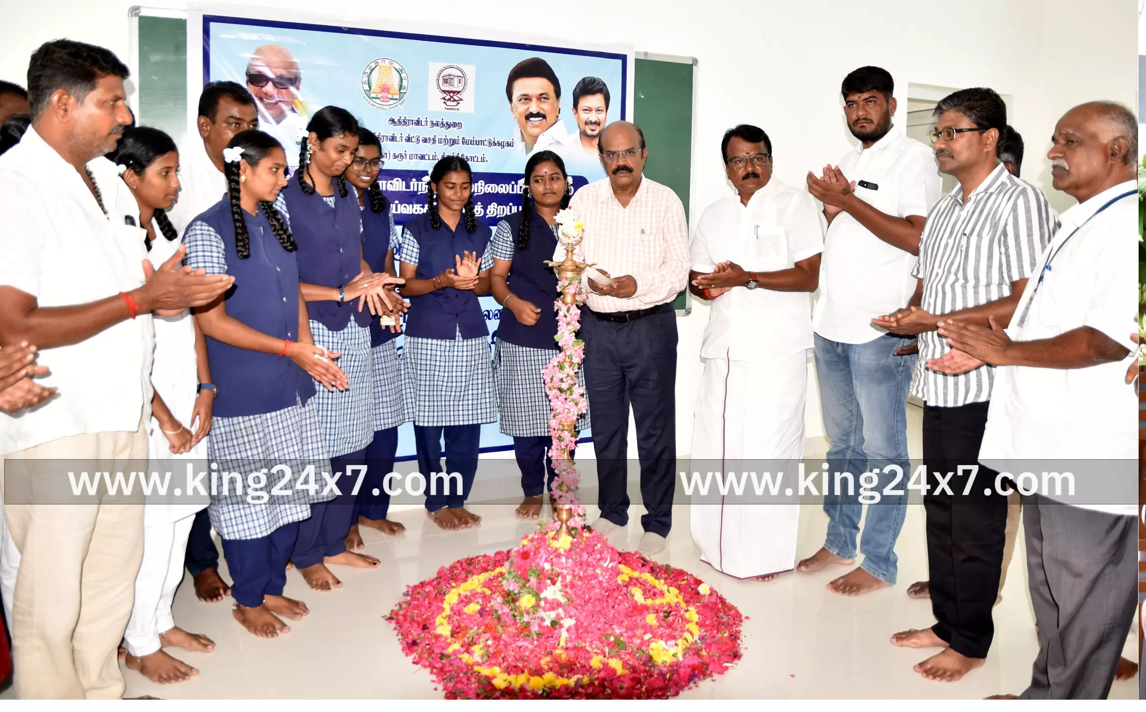 புன்னம் பகுதியில் ரூ. 55 லட்சம் மதிப்பில் கட்டப்பட்ட அறிவியல் ஆய்வகத்தை காணொளி காட்சியில் திறந்து வைத்தார் தமிழக முதலமைச்சர். புன்னம் பகுதியில் ரூ. 55 லட்சம் மதிப்பில் கட்டப்பட்ட அறிவியல் ஆய்வகத்தை காணொளி காட்சியில் திறந்து வைத்தார் தமிழக முதலமைச்சர்.