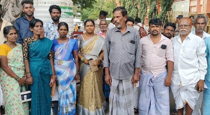 ராமநாதபுரம் கிராம பொதுமக்கள் மாவட்ட ஆட்சியரிடம் மனு ராமநாதபுரம் கிராம பொதுமக்கள் மாவட்ட ஆட்சியரிடம் மனு