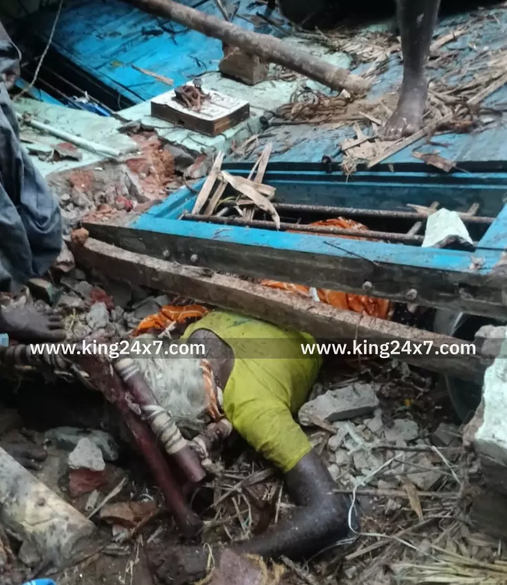 வீட்டின் பக்கவாட்டு சுவர் இடிந்து விழுந்ததில் வீட்டின் பக்கவாட்டு சுவர் இடிந்து விழுந்ததில்