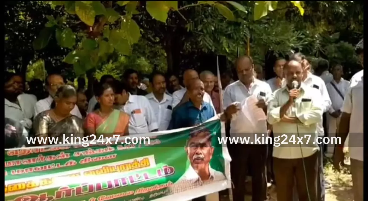 கூட்டுறவு பணியாளர்கள் சங்கம் சார்பில் போராட்டம்