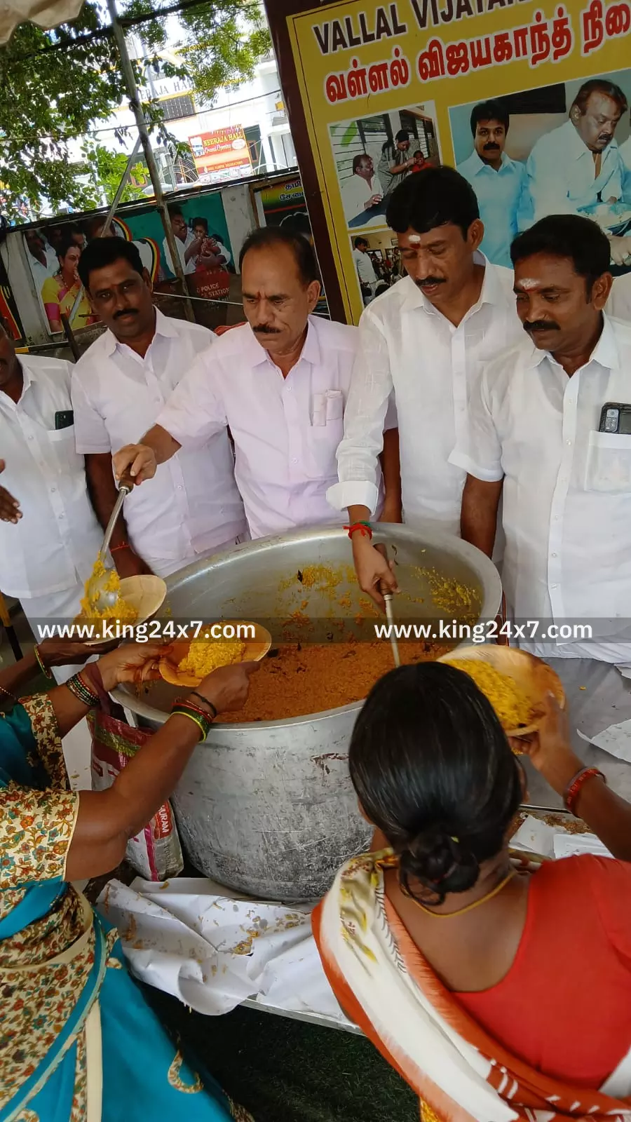 நாமக்கல் வடக்கு மாவட்டம் சார்பில் கேப்டன் ஆலயத்தில் அன்னதானம்