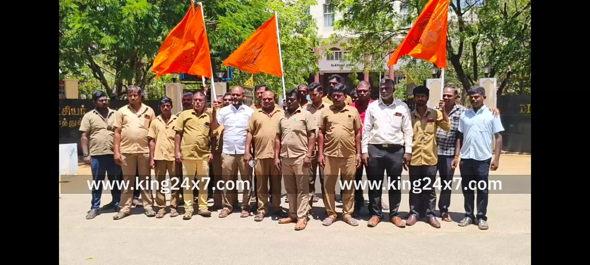 ஆட்டோ ஓட்டுநர்கள் உதவிதொகை கேட்டு ஆட்சியர் அலுவலகம் முற்றுகை