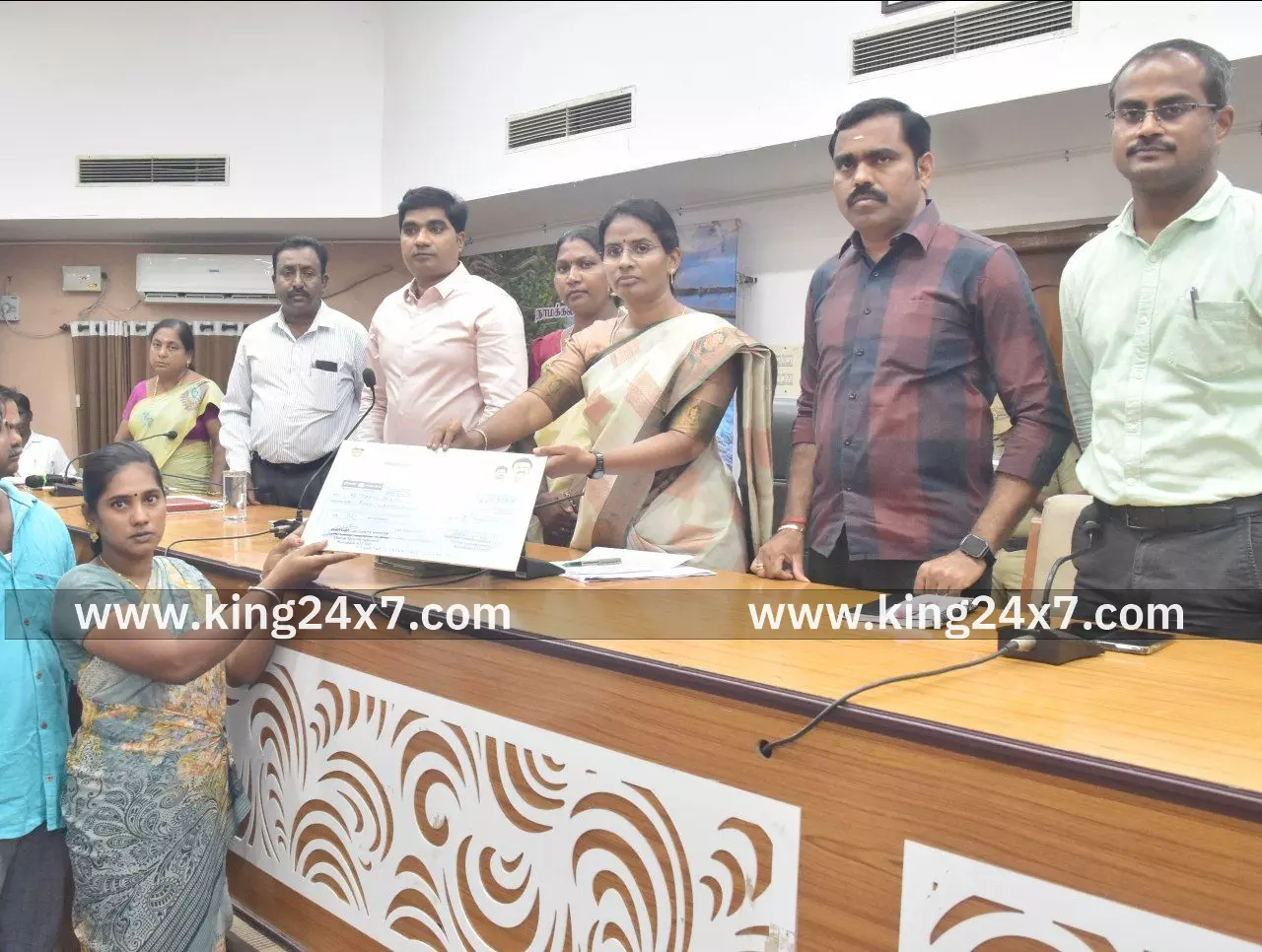 மக்கள் குறைதீர்க்கும் நாள் கூட்டத்தில் பங்கேற்ற மாவட்ட ஆட்சியர். மக்கள் குறைதீர்க்கும் நாள் கூட்டத்தில் பங்கேற்ற மாவட்ட ஆட்சியர்.