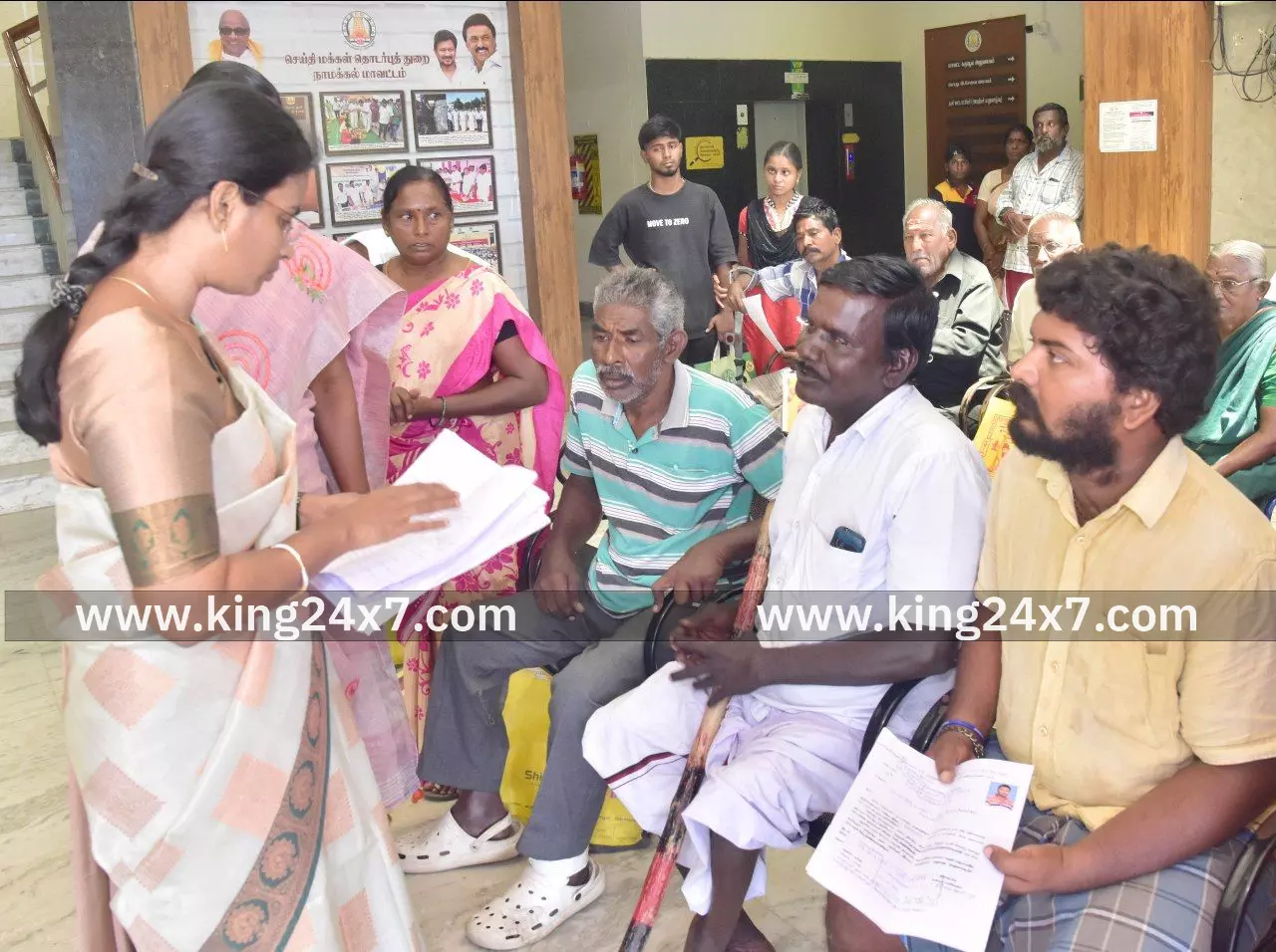 மக்கள் குறைதீர்க்கும் நாள் கூட்டத்தில் பங்கேற்ற மாவட்ட ஆட்சியர். மக்கள் குறைதீர்க்கும் நாள் கூட்டத்தில் பங்கேற்ற மாவட்ட ஆட்சியர்.