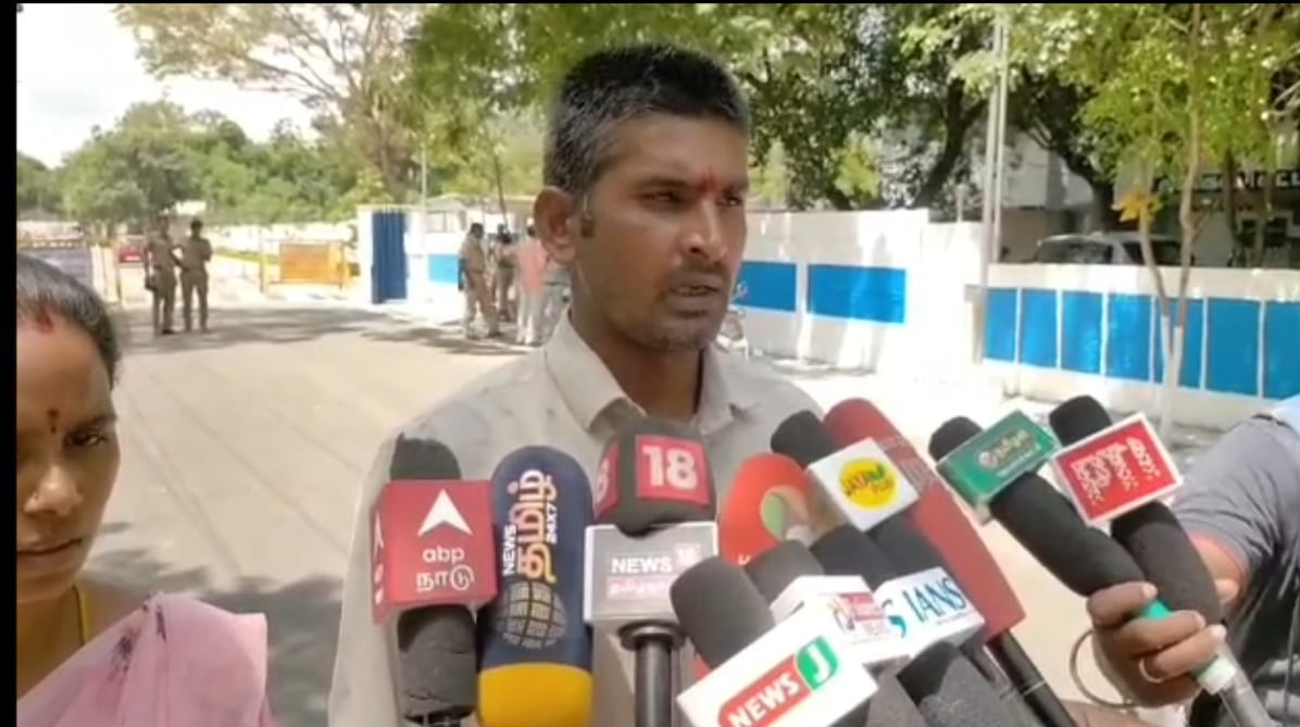 நிலம் அபகரிப்பு தொழிலாளி கோரிக்கை மனு