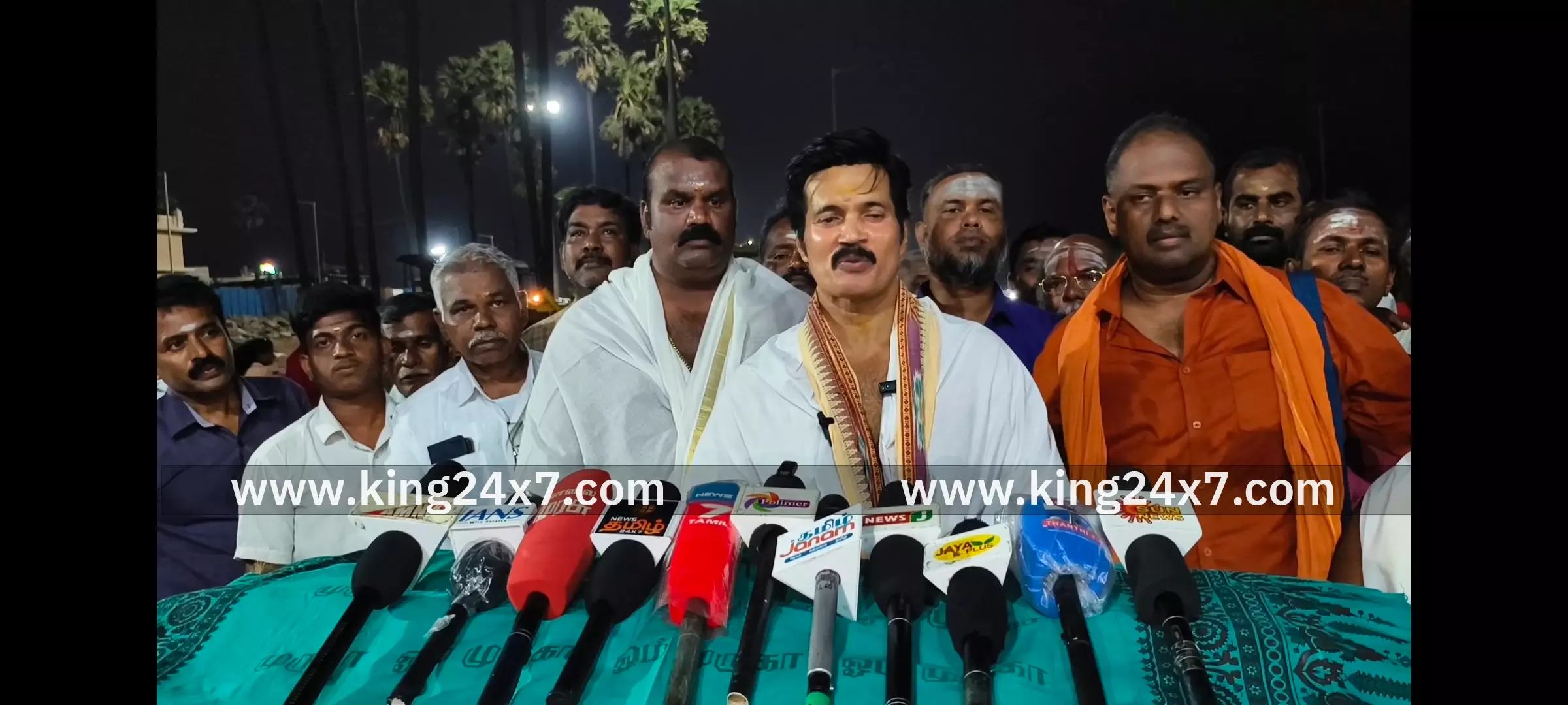 திருச்செந்தூரில் வேல் பூஜை – நடிகர் ரஞ்சித் பேட்டி திருச்செந்தூரில் வேல் பூஜை – நடிகர் ரஞ்சித் பேட்டி