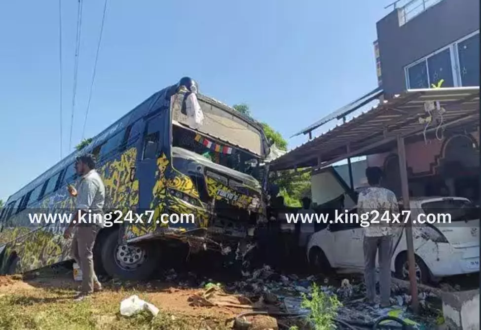 சுற்றுலா பேருந்து ஓட்டுனரின் கட்டுப்பாட்டு இழந்து விபத்து