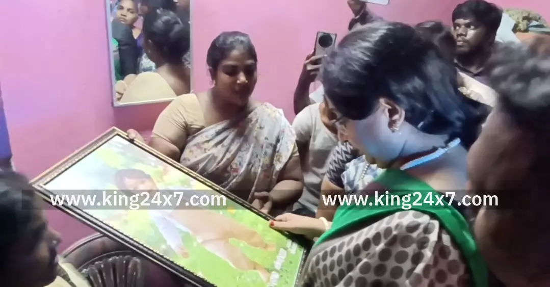 கரூர் -இனி இது போல் ஒரு துயர சம்பவம் எப்போதும் எங்கும் நடந்திடக்கூடாது- நடிகை அம்பிகா கரூரில் பேட்டி. கரூர் -இனி இது போல் ஒரு துயர சம்பவம் எப்போதும் எங்கும் நடந்திடக்கூடாது- நடிகை அம்பிகா கரூரில் பேட்டி.