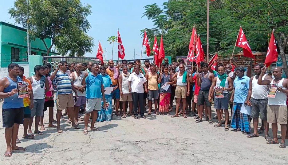 தீபாவளி போனஸ் முன்கூட்டியே வழங்ககோரி டாஸ்மாக் குடோன் சுமைப்பணி தொழிலாளர்கள் நாமக்கல்லில் ஆர்ப்பாட்டத்தில் ஈடுபட்டனர் தீபாவளி போனஸ் முன்கூட்டியே வழங்ககோரி டாஸ்மாக் குடோன் சுமைப்பணி தொழிலாளர்கள் நாமக்கல்லில் ஆர்ப்பாட்டத்தில் ஈடுபட்டனர்