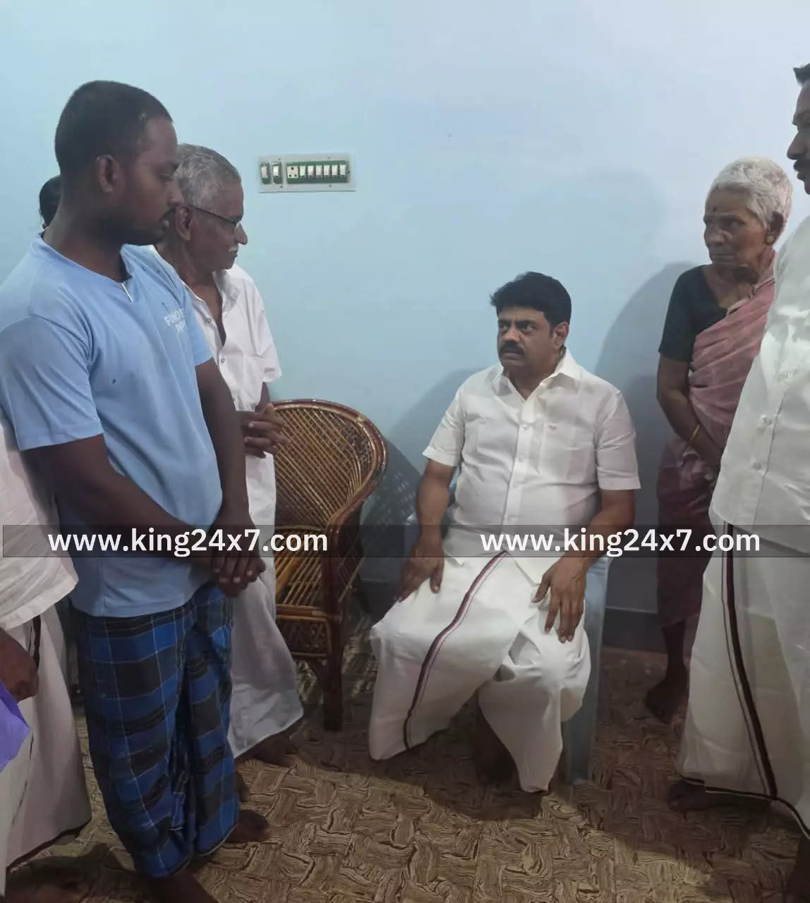 மறைந்த மூத்த திமுக நிர்வாகி குடும்பத்திற்கு நிதியுதவி