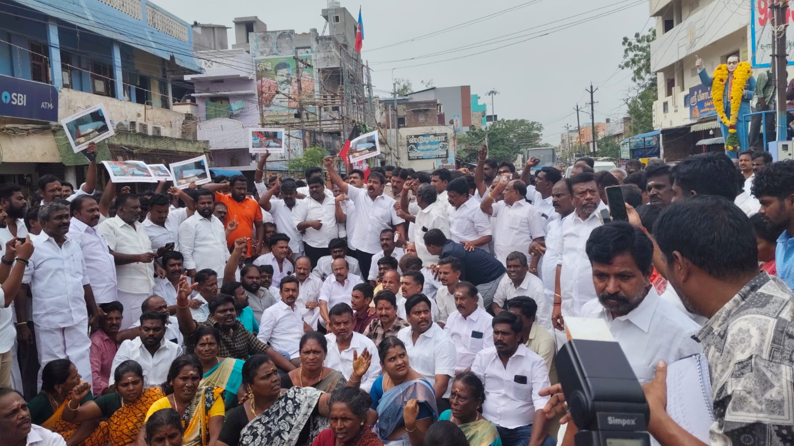 அவனியாபுரத்தில் அதிமுகவினர் சாலை மறியல்.