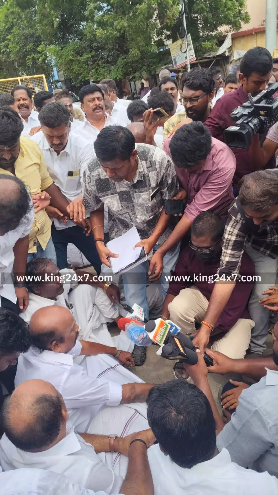 அவனியாபுரத்தில் அதிமுகவினர் சாலை மறியல்.