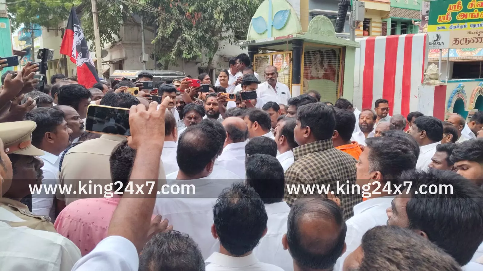 அவனியாபுரத்தில் அதிமுகவினர் சாலை மறியல்.